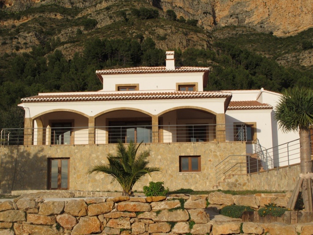 Piscina rectangular en la típica arquitectura mediterránea en el